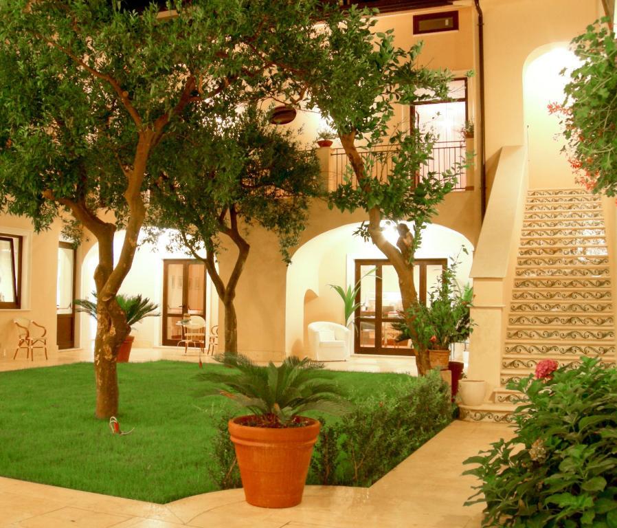 L' Antico Cortile Caserta Exterior foto